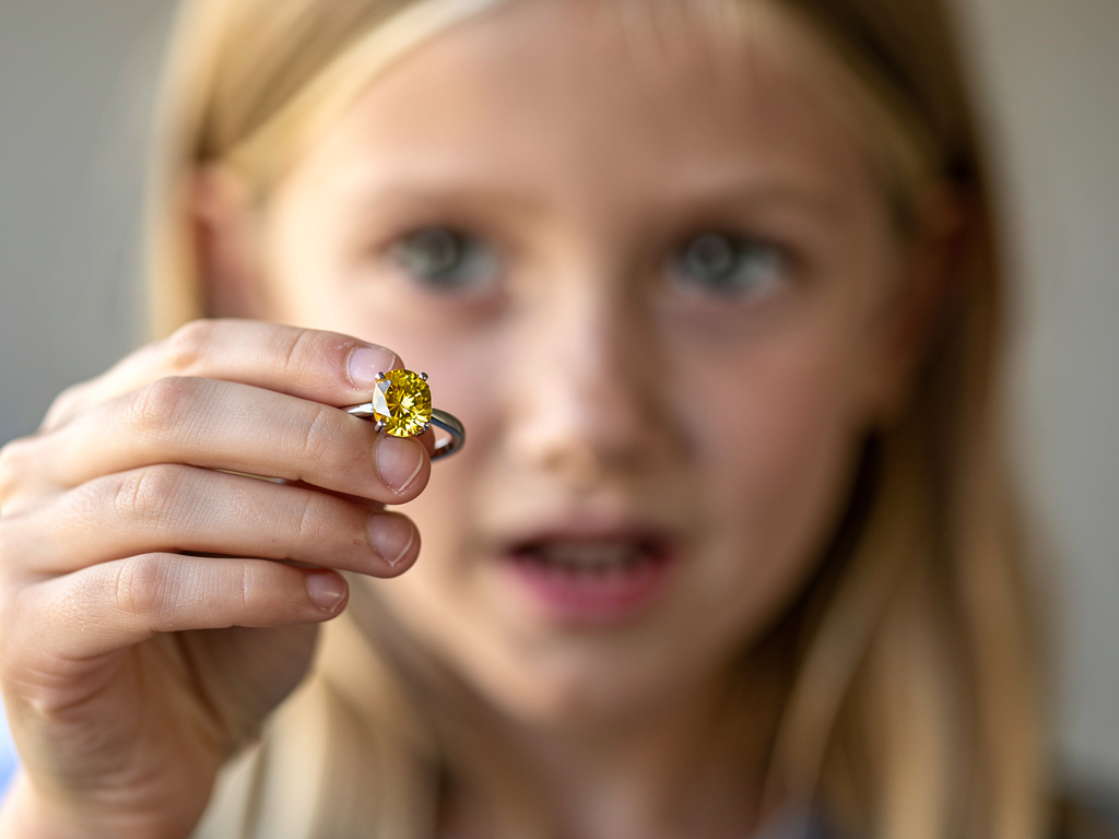 Ve bunu sarı saçlı bir kız
buluyor.