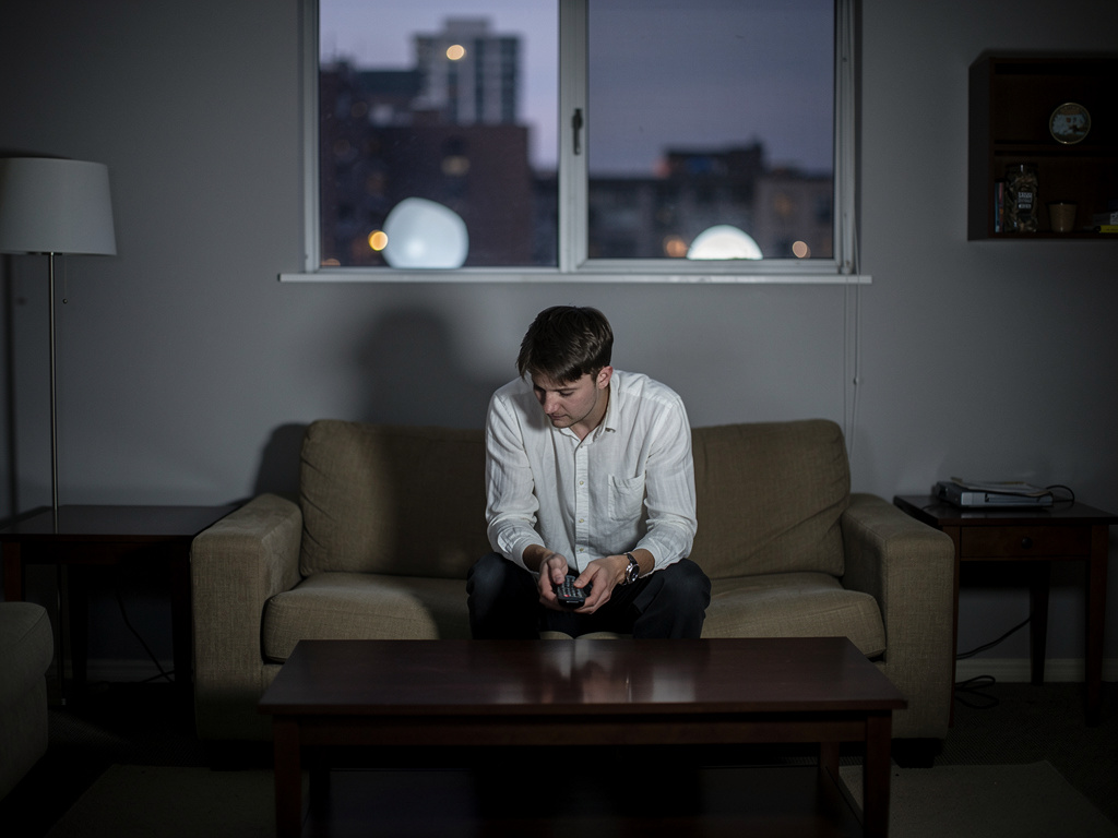 Ebeveynlerle oynadıktan sonra televizyon izliyorsun ve arkadaşlarınla dışarı çıkıyorsun. Şimdi yalnızsın, arkadaşın yok, lütf