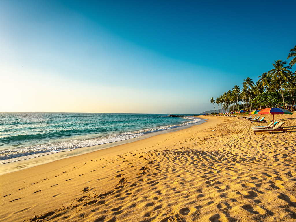 Imagine if: women in the beach.