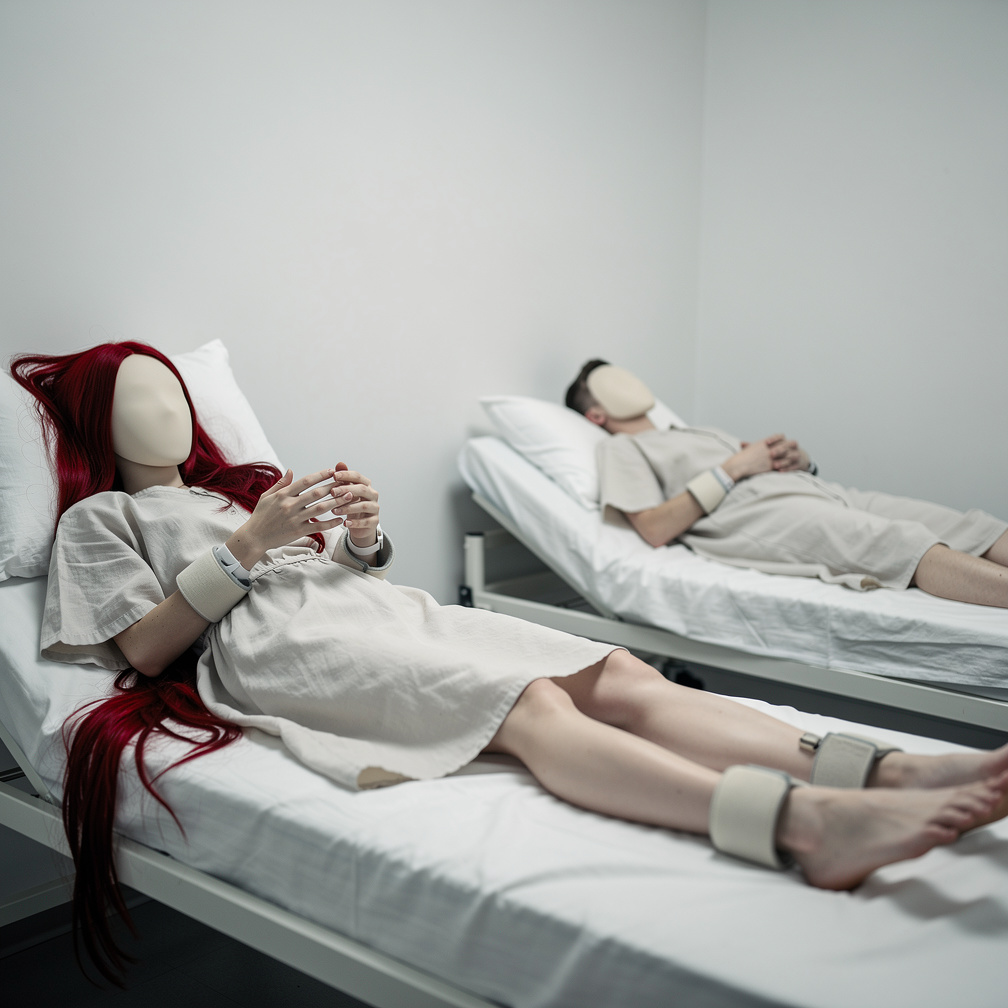 Kendi ellerini ve uzun kızıl saçlarına bakıyorsun, ne olduğunu hatırlamaya çalışıyorsun.